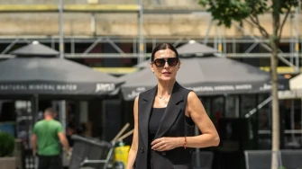 Lijepa brineta sa špice savršeno spojila prsluk i trenirku