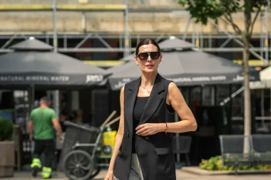 Lijepa brineta sa špice savršeno spojila prsluk i trenirku