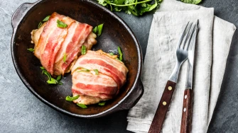 Sočna delicija iz pećnice: Svinjski odresci s pancetom, prženim povrćem i sirom