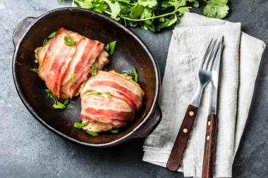 Sočna delicija iz pećnice: Svinjski odresci s pancetom, prženim povrćem i sirom