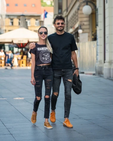 Posebno slatki! Rokerski par sa špice pokazao kako uskladiti crno i jarke detalje