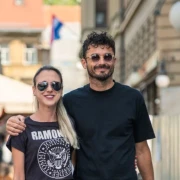 Posebno slatki! Rokerski par sa špice pokazao kako uskladiti crno i jarke detalje