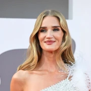 Od Rosie Huntington do Julie Roberts: Najbolja modna izdanja proteklih dana na crvenom tepihu