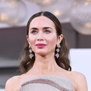 Emily Blunt poput grčke božice, Amanda Seyfried kao bombon s mašnicom