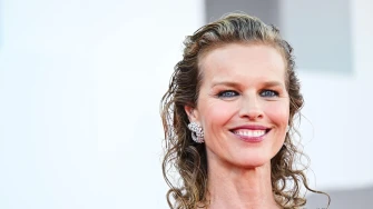 Tko bi rekao da je u pedesetima? Eva Herzigova zablistala u baršunastoj haljini na crvenom tepihu