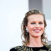 Tko bi rekao da je u pedesetima? Eva Herzigova zablistala u baršunastoj haljini na crvenom tepihu
