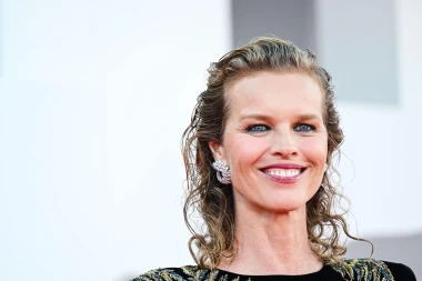 Tko bi rekao da je u pedesetima? Eva Herzigova zablistala u baršunastoj haljini na crvenom tepihu