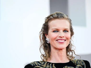 Tko bi rekao da je u pedesetima? Eva Herzigova zablistala u baršunastoj haljini na crvenom tepihu