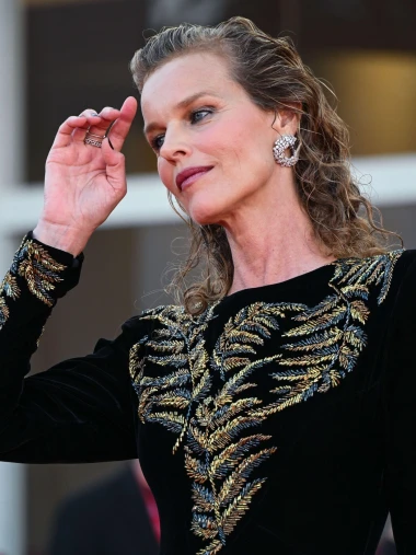 Tko bi rekao da je u pedesetima? Eva Herzigova zablistala u baršunastoj haljini na crvenom tepihu