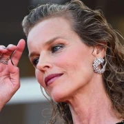 Tko bi rekao da je u pedesetima? Eva Herzigova zablistala u baršunastoj haljini na crvenom tepihu