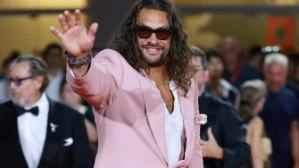 Jason Momoa s ružičastom pedikurom na crvenom tepihu. Pristaje li to najpoželjnijem muškarcu na svijetu?