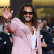 Jason Momoa s ružičastom pedikurom na crvenom tepihu. Pristaje li to najpoželjnijem muškarcu na svijetu?