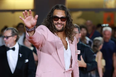 Jason Momoa s ružičastom pedikurom na crvenom tepihu. Pristaje li to najpoželjnijem muškarcu na svijetu?
