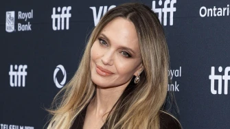 Angelina Jolie podsjetila na kultni prizor s premijere i izazovnom prorezu na haljini