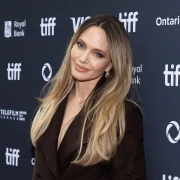 Angelina Jolie podsjetila na kultni prizor s premijere i izazovnom prorezu na haljini