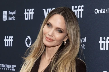Angelina Jolie podsjetila na kultni prizor s premijere i izazovnom prorezu na haljini