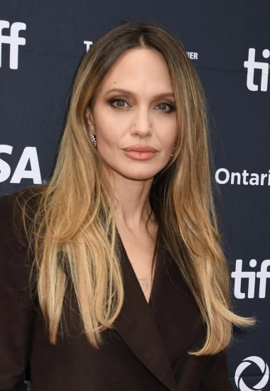 Angelina Jolie podsjetila na kultni prizor s premijere i izazovnom prorezu na haljini