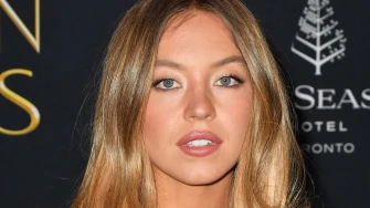 Sydney Sweeney i Pamela Anderson znaju kako se savršeno nosi mala crna haljina