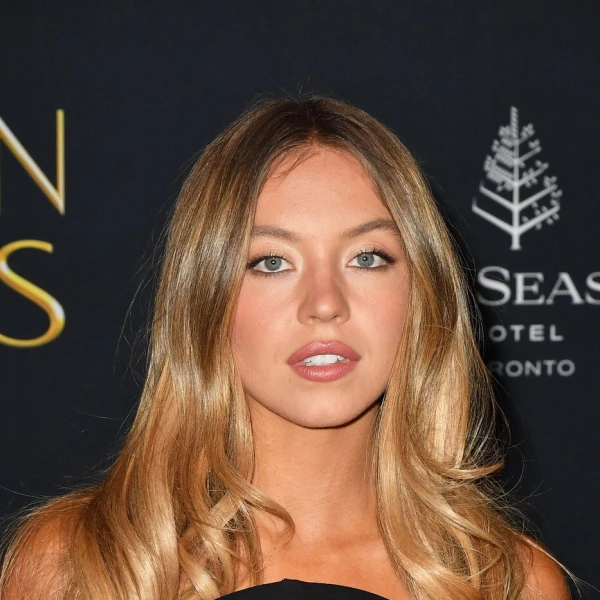 Sydney Sweeney i Pamela Anderson znaju kako se savršeno nosi mala crna haljina
