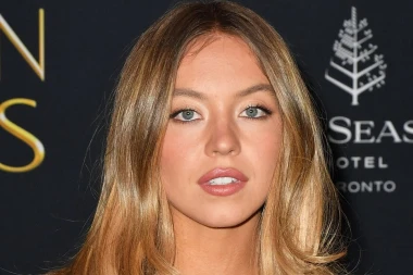 Sydney Sweeney i Pamela Anderson znaju kako se savršeno nosi mala crna haljina