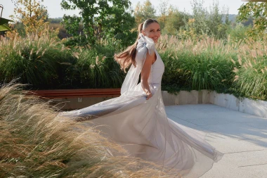 Mila Horvat sjaji u novoj bridal kampanji Hippy Gardena