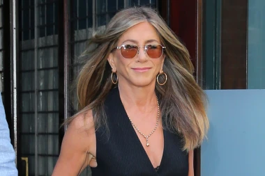 Jennifer Aniston u monokromatskom kompletu koji laska baš svakome
