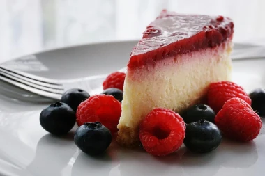 Osvježavajuće voćne torte bez pečenja: Recepti kojima nećete moći odoljeti