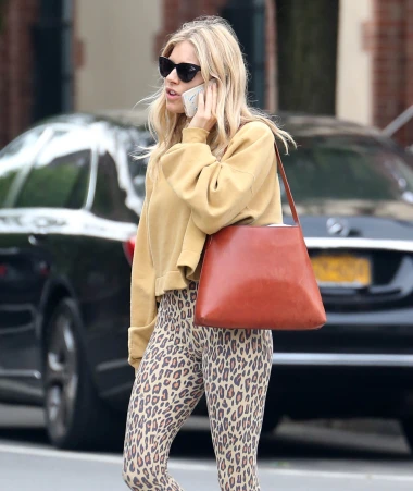 Sienna Miller: Kraljica boho chica pokazuje kako se nosi jesenski baloner