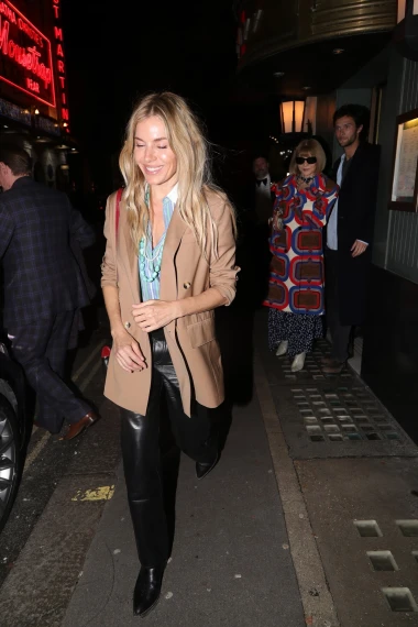 Sienna Miller: Kraljica boho chica pokazuje kako se nosi jesenski baloner