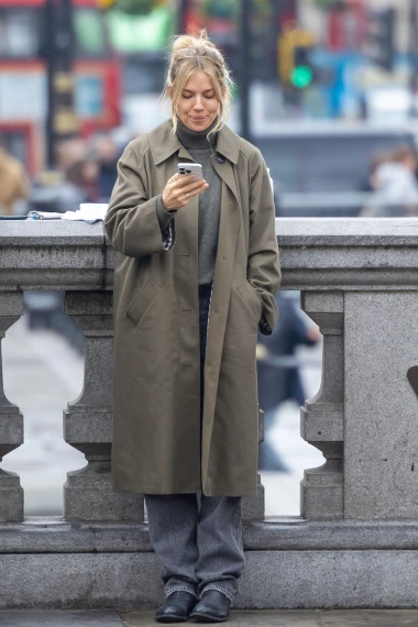 Sienna Miller: Kraljica boho chica pokazuje kako se nosi jesenski baloner