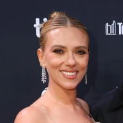 Elegancija u boji šampanjca: Scarlett Johansson u haljini koja je zasjenila sve