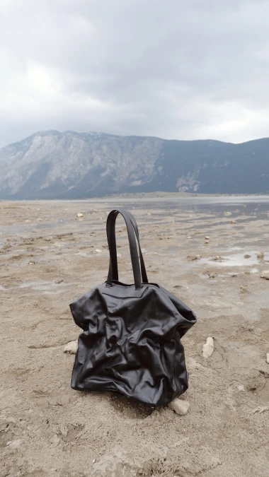 Domaći RAW BAG predstavio novu zgužvanu torbu koja će se svidjeti mnogim ženama