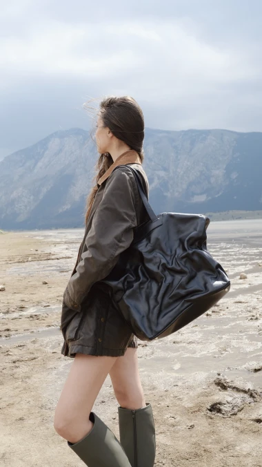 Domaći RAW BAG predstavio novu zgužvanu torbu koja će se svidjeti mnogim ženama