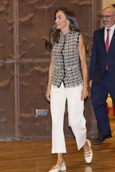 Elegantnu kombinaciju kraljice Letizije zasjenile su šarmantne cipele francuskog stila