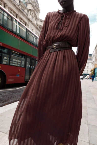Zara ima jesenske modele midi haljina koje laskaju svakoj figuri