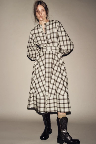 Zara ima jesenske modele midi haljina koje laskaju svakoj figuri