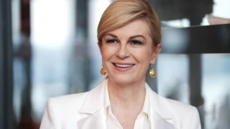 Kolinda Grabar-Kitarović u fantastičnom prugastom odijelu dokazala da je kraljica poslovnog stila