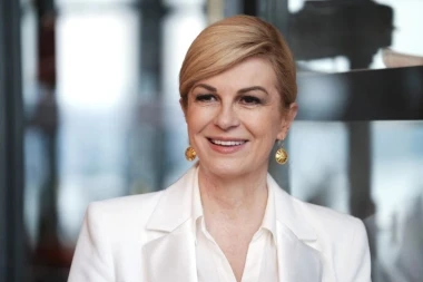 Kolinda Grabar-Kitarović u fantastičnom prugastom odijelu dokazala da je kraljica poslovnog stila