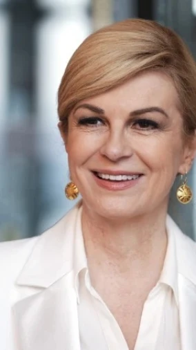 Kolinda Grabar-Kitarović u fantastičnom prugastom odijelu dokazala da je kraljica poslovnog stila