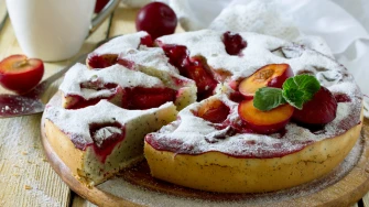 Recept za sočni kolač sa šljivama i makom koji će vas oduševiti okusom i jednostavnom pripremom
