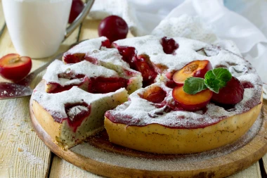 Recept za sočni kolač sa šljivama i makom koji će vas oduševiti okusom i jednostavnom pripremom