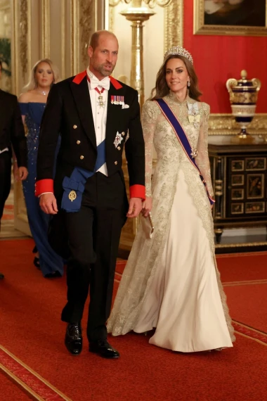 Tijara, čipka i gola ramena: Melania Trump i Kate Middleton zablistale na svečanoj večeri