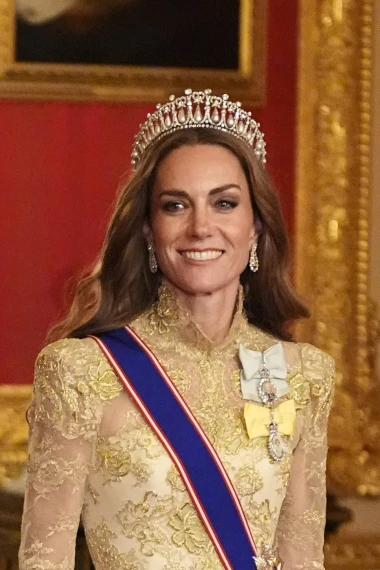 Tijara, čipka i gola ramena: Melania Trump i Kate Middleton zablistale na svečanoj večeri