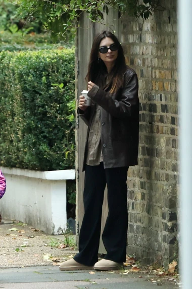 Emily Ratajkowski u izdanju u kojem želimo provesti cijelu jesen, a kožna jakna je apsolutni hit