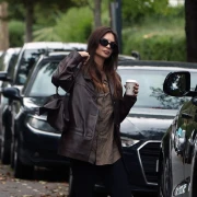 Emily Ratajkowski u izdanju u kojem želimo provesti cijelu jesen, a kožna jakna je apsolutni hit