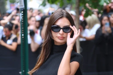 Emily Ratajkowski u izdanju u kojem želimo provesti cijelu jesen, a kožna jakna je apsolutni hit