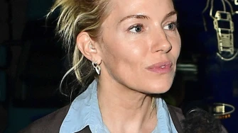 Sienna Miller s lakoćom nosi jesenske boje, želimo kopirati njezin outfit za svaki dan