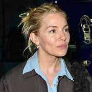 Sienna Miller s lakoćom nosi jesenske boje, želimo kopirati njezin outfit za svaki dan