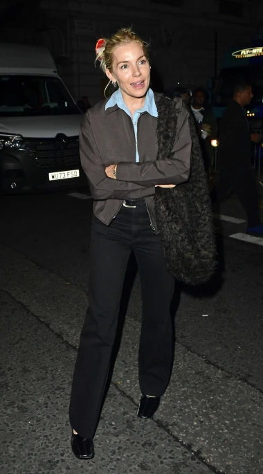 Sienna Miller s lakoćom nosi jesenske boje, želimo kopirati njezin outfit za svaki dan