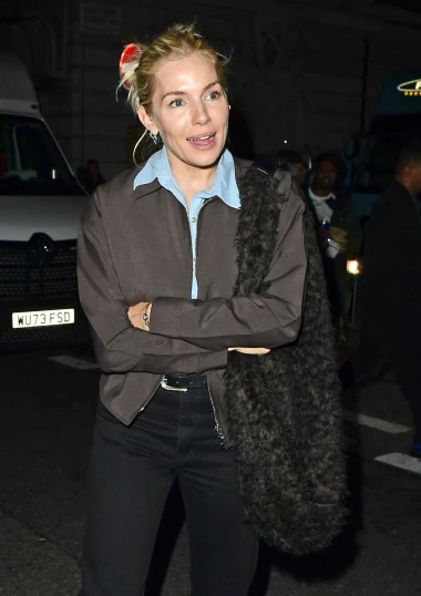 Sienna Miller s lakoćom nosi jesenske boje, želimo kopirati njezin outfit za svaki dan